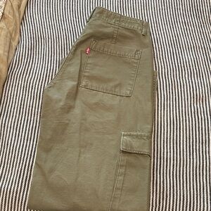 Levi’s wide leg cargo pants, 25